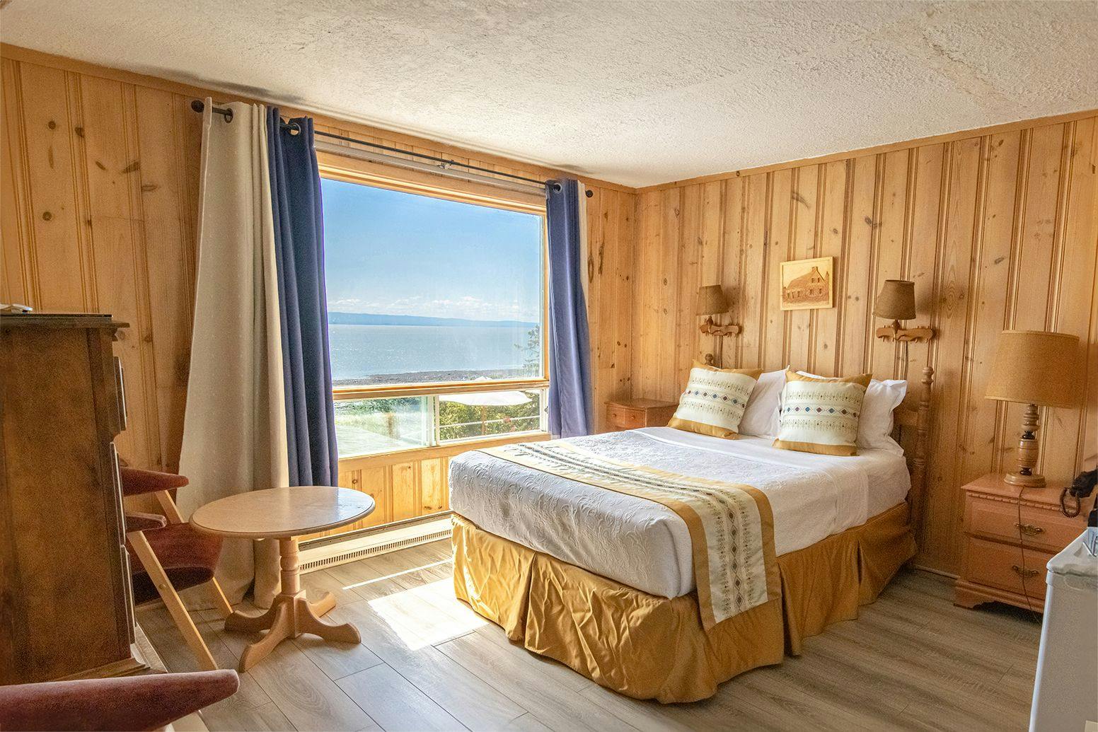 Image of Room 20 - Intermediate room with 1 queen bed facing the sea